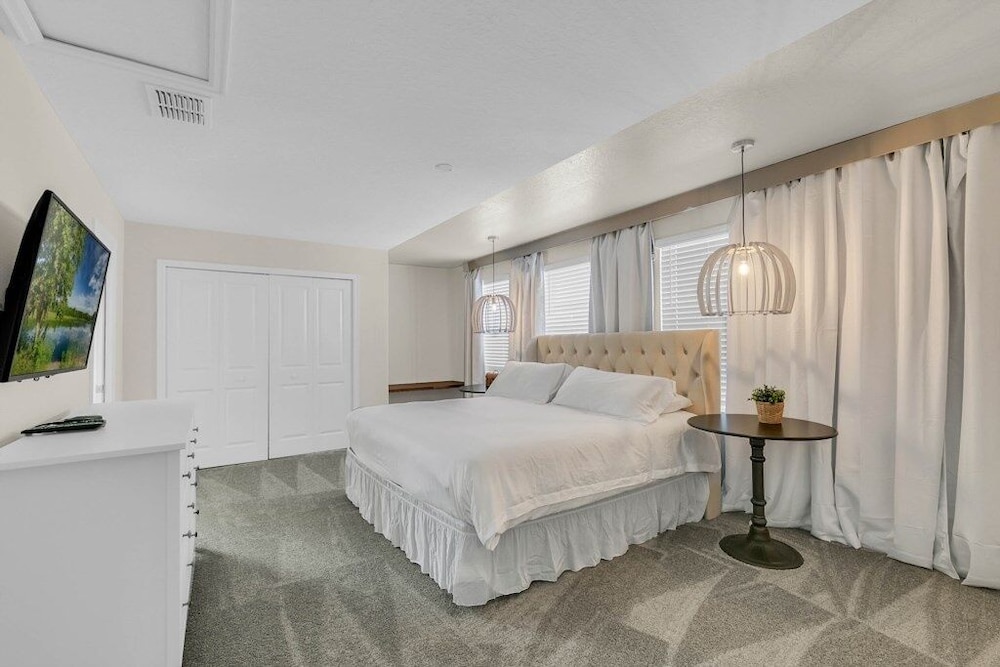 6 Bedrooms S / Storey Lake Home by RedAwning view 2