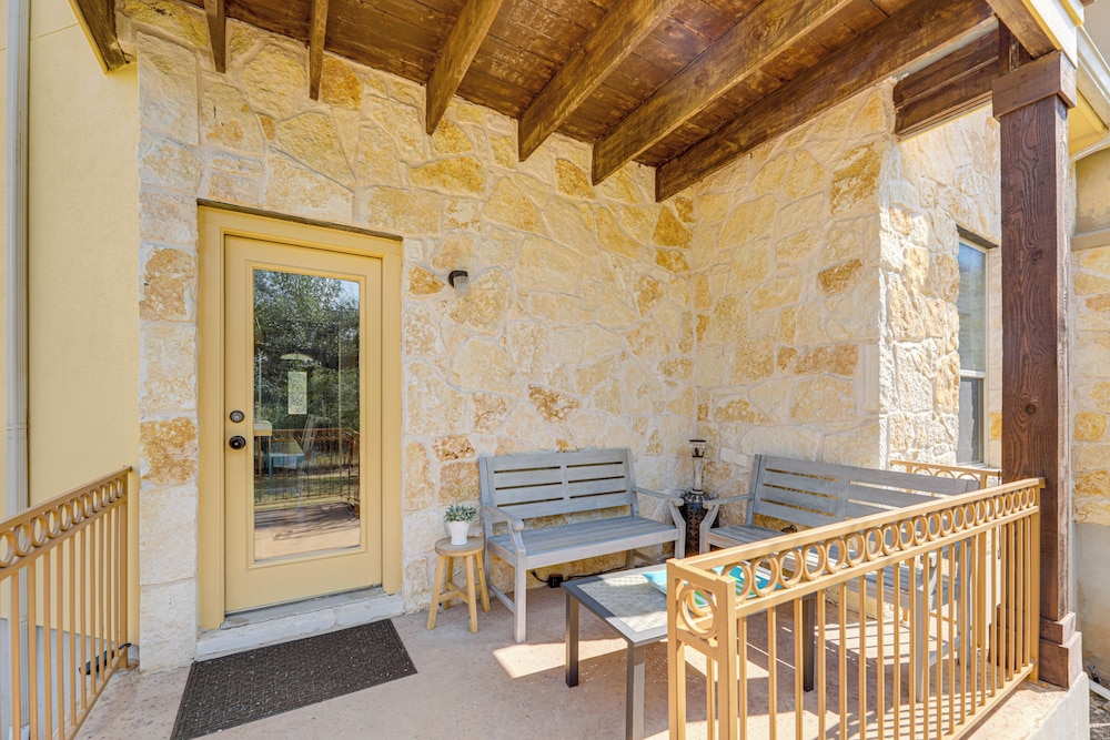 5 Mi to Lake Travis: Pet-friendly Home w/ Yard!