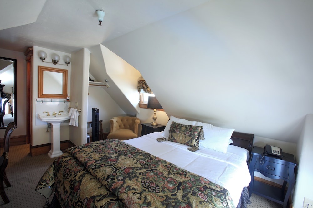 The Charles Pacific Grove - Artfully Designed Inclusive Inn