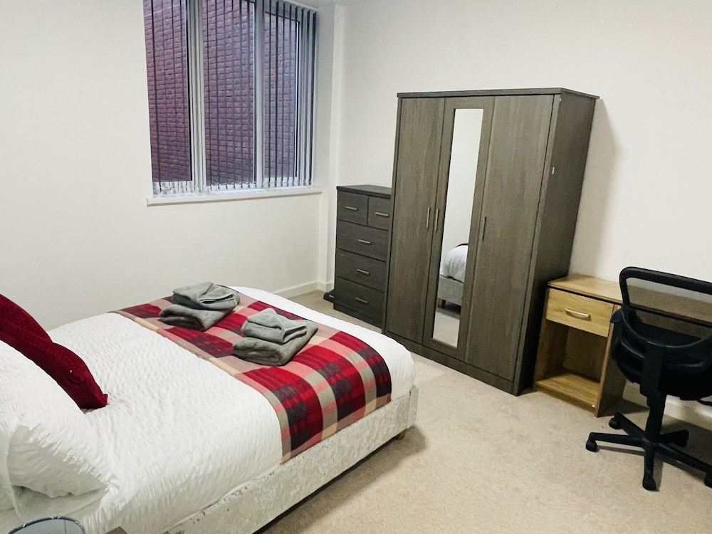 Jungle Themed 2-bed Apartment view 3
