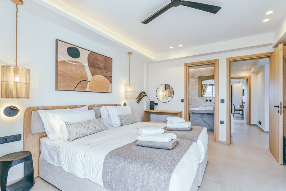 Villa Luxury Heaven - With Heated Pool