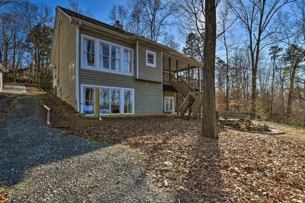Lavonia Lake House w/ Private Dock & Bonfire!