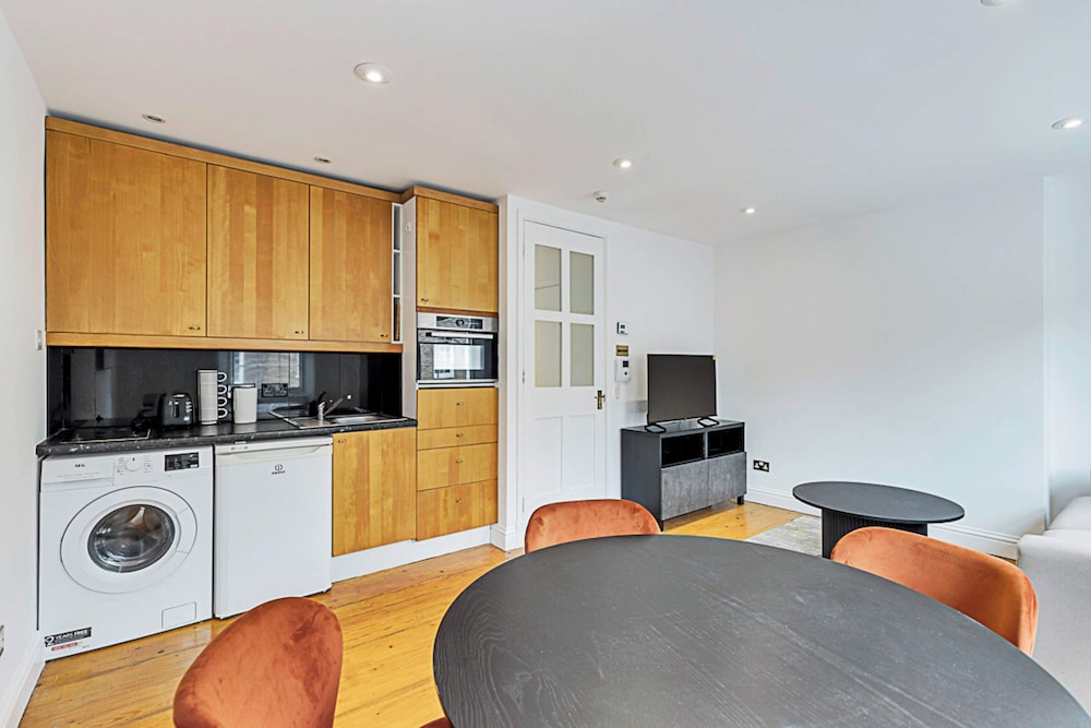 One-bedroom Abode With A Balcony In Central London