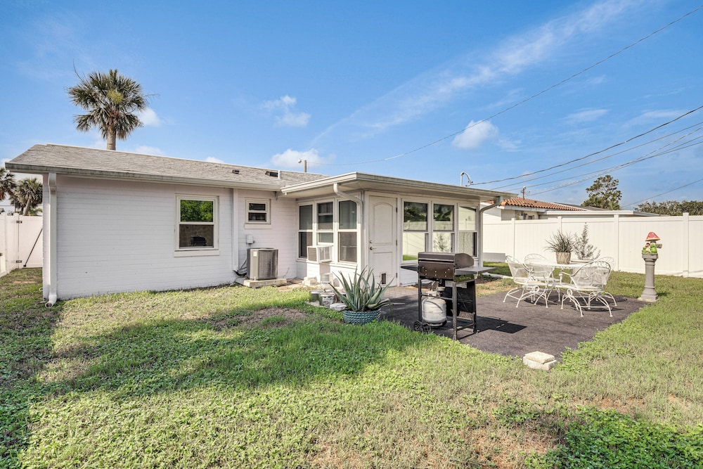Walk to Ocean: Cozy Home w/ Yard in Ormond Beach!