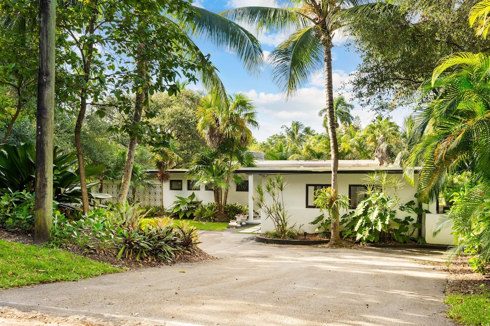 Peaceful 3BD Family House With Pool