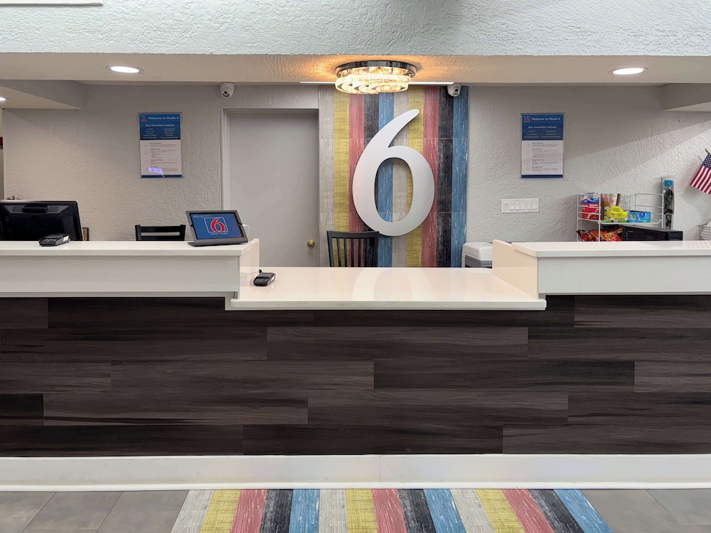 Motel 6 Tallahassee, FL – North Monroe view 2