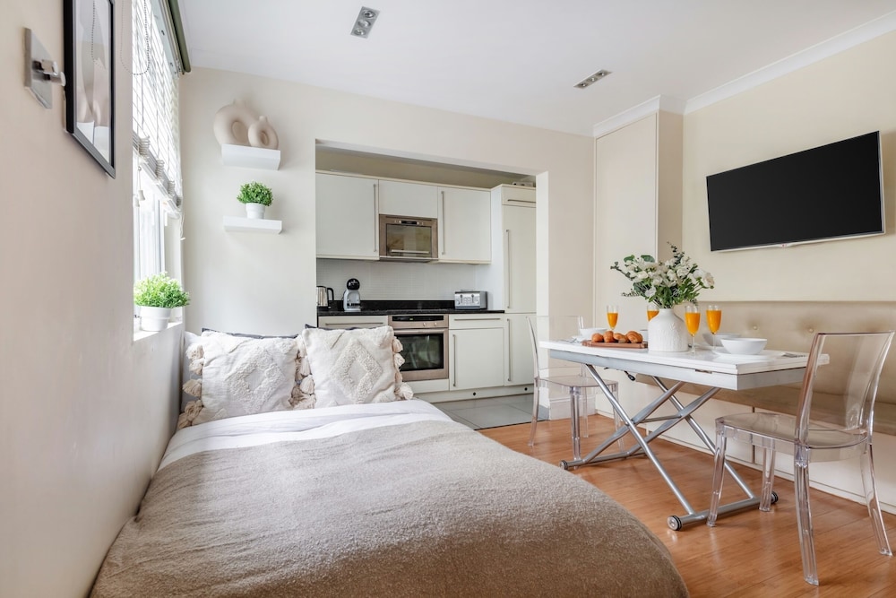 Classic 1BR - Notting Hill Gem