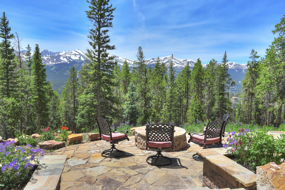 Three Sisters Lookout 5 Bedroom Home