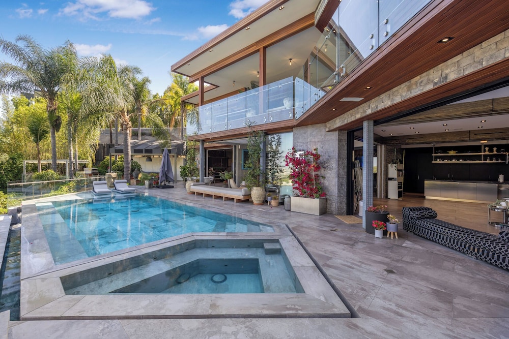 Villa Kaleida - Sleek Modern Sunset Villa With Eclectic Style & Infinity Pool