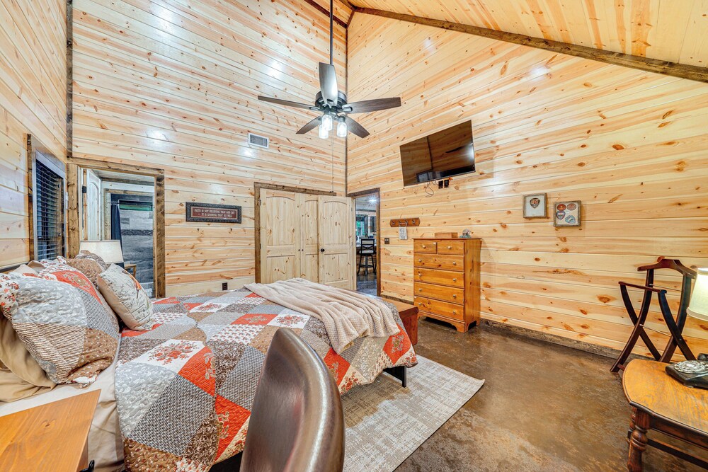 Near Choctaw Casino: Broken Bow Cabin w/ Hot Tub! view 3