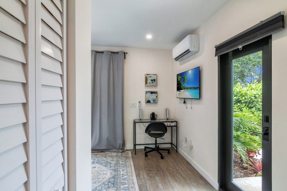 Palm Paradise Retreat Sleeps 4