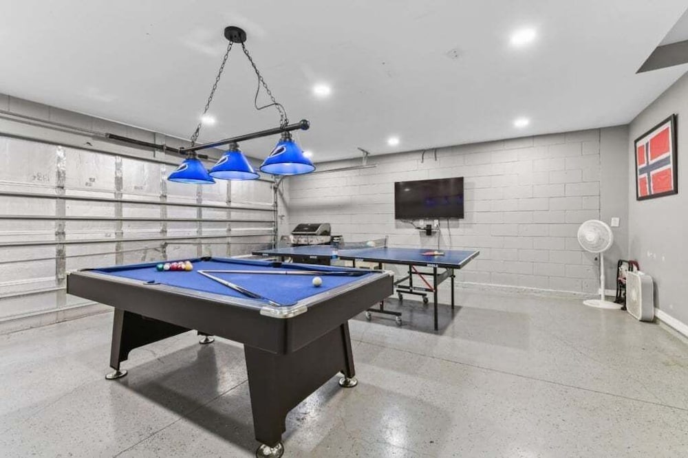 Spacious 6br Villa W/ Private Pool near Disney 6 Bedroom Villa
