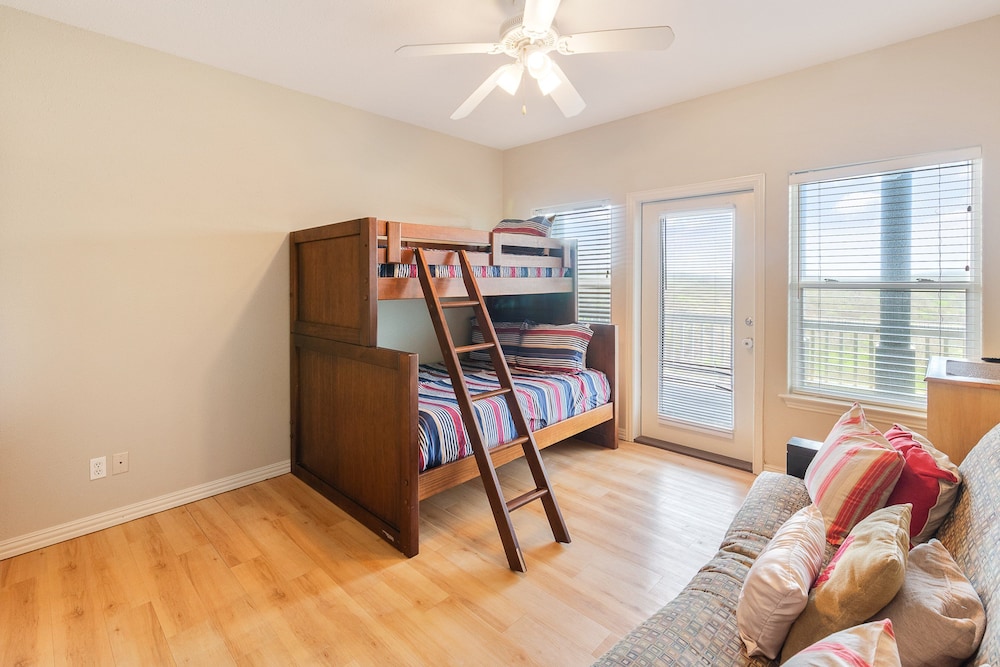 Beach Front Baby Ocean Views, Golf Cart & Pet Friendly!