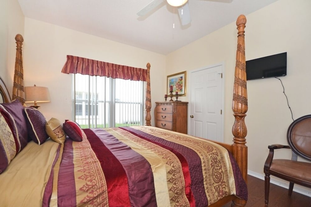 Beautiful 5 Bedroom Home With Large South-facing Pool - Image 2