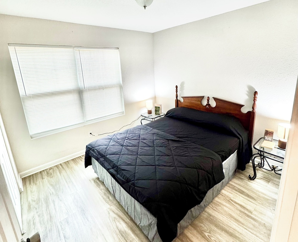 3 Bed Home 5 Mins to JAX Airport & Zoo