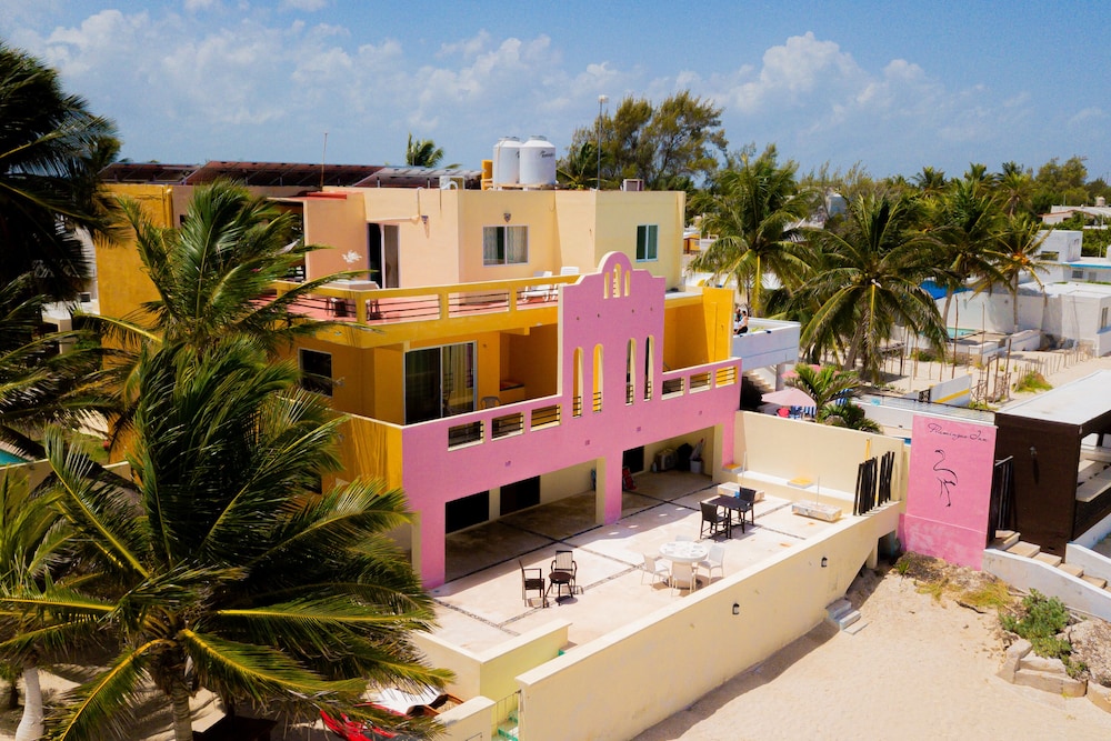 Hotel Flamingos Inn - Image 1