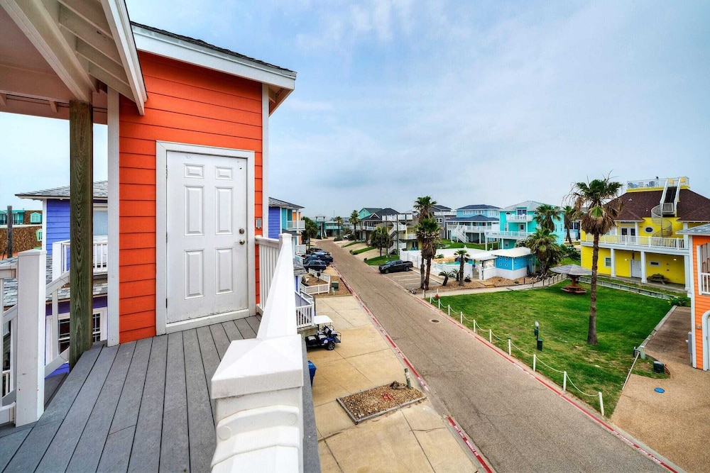 Beach Boardwalk, Pool Access & Ocean Views Coral Reef by Avantstay