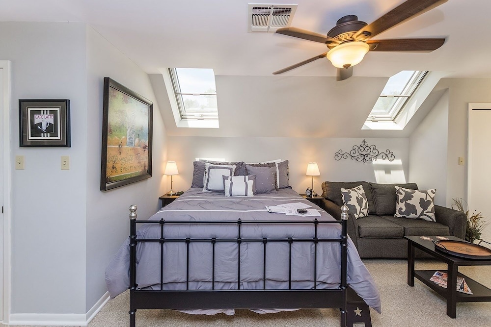 Gastehaus Royal Oaks Studio Bedroom Apts by Redawning view 2