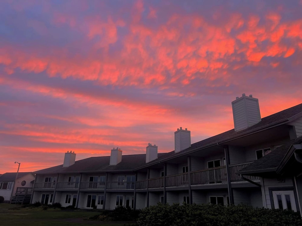 Sunset Oceanfront Lodging