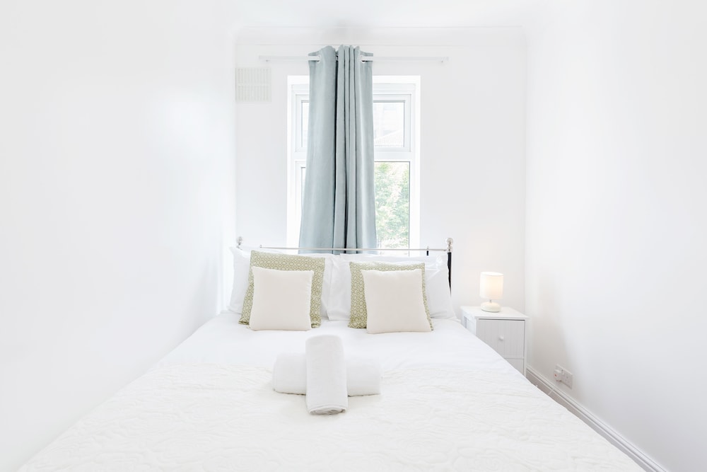 Charming 3-bed Apartment in Romford