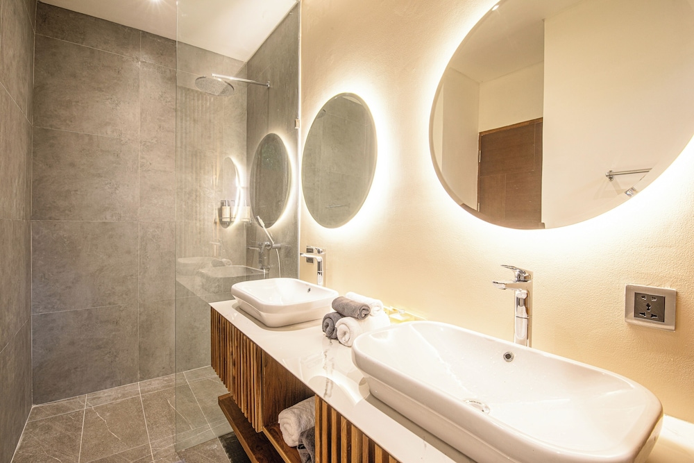 Enchanting 5BR Canggu Villa Moments to Sea