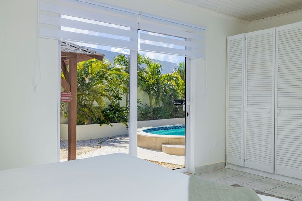Newly Renovated 4BR 4BA Private Pool Eagle Beach