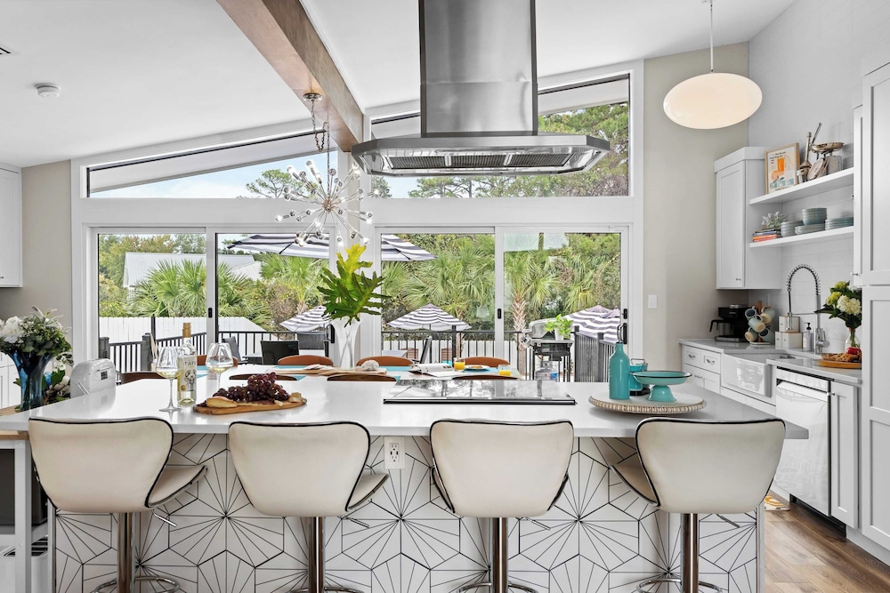 30A Florida Flashback by Avantstay Private Pool, Golf Cart, 3 Mins to Beach!