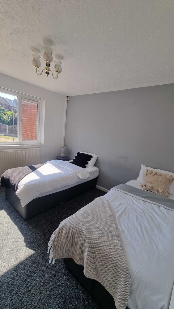 Doncaster-house-sleeps8-parking-garden