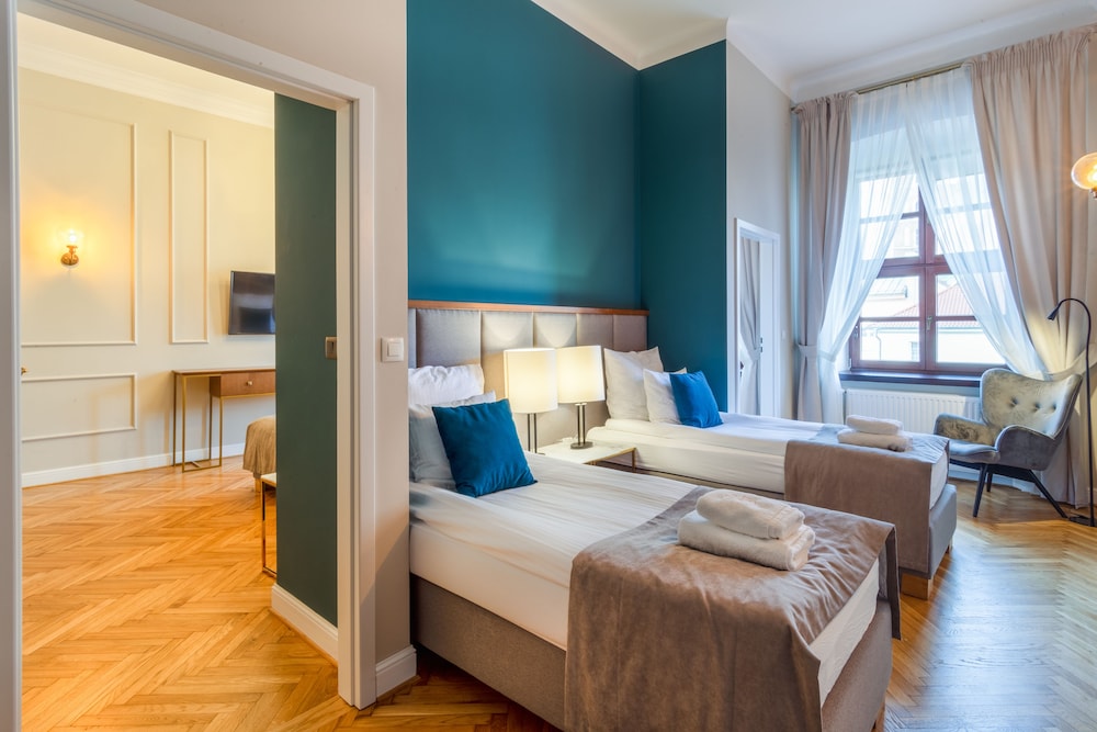 MR 3 Apartments