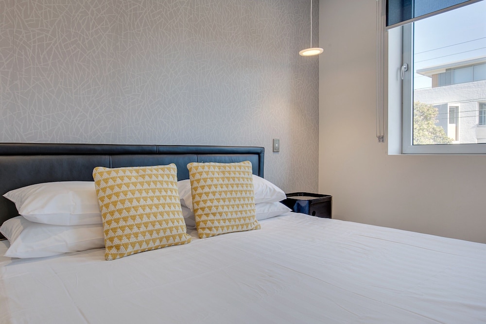 Spacious 2-bed Apartment Close to City
