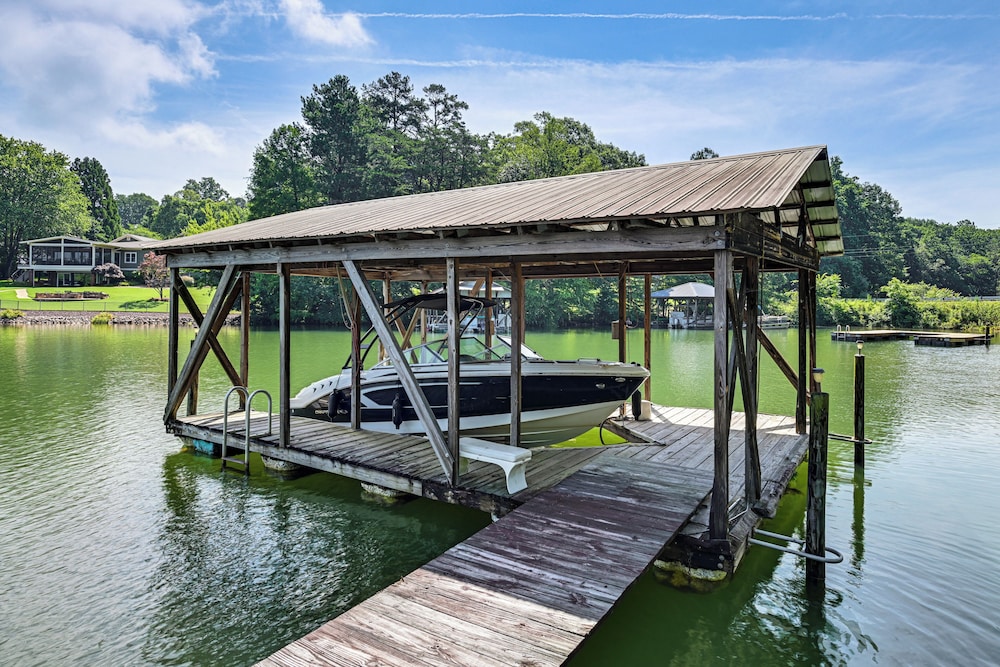 Launch & Dock: Lake Norman Retreat w/ Scenic Deck