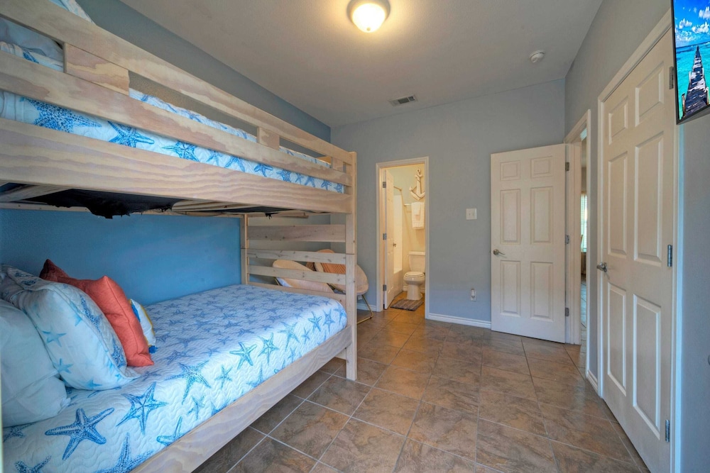 9 Costa Bahia Condos Sleeps 48 + Pool Minutes to the Beach
