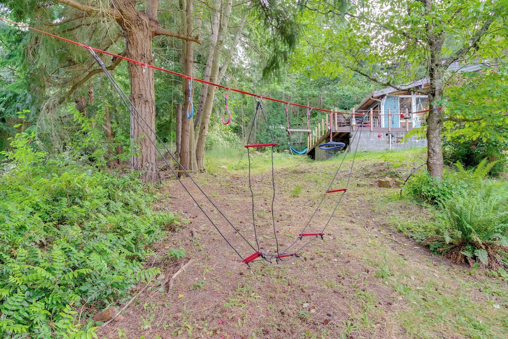 2 Blocks to Puget Sound Beach: Lummi Island Home