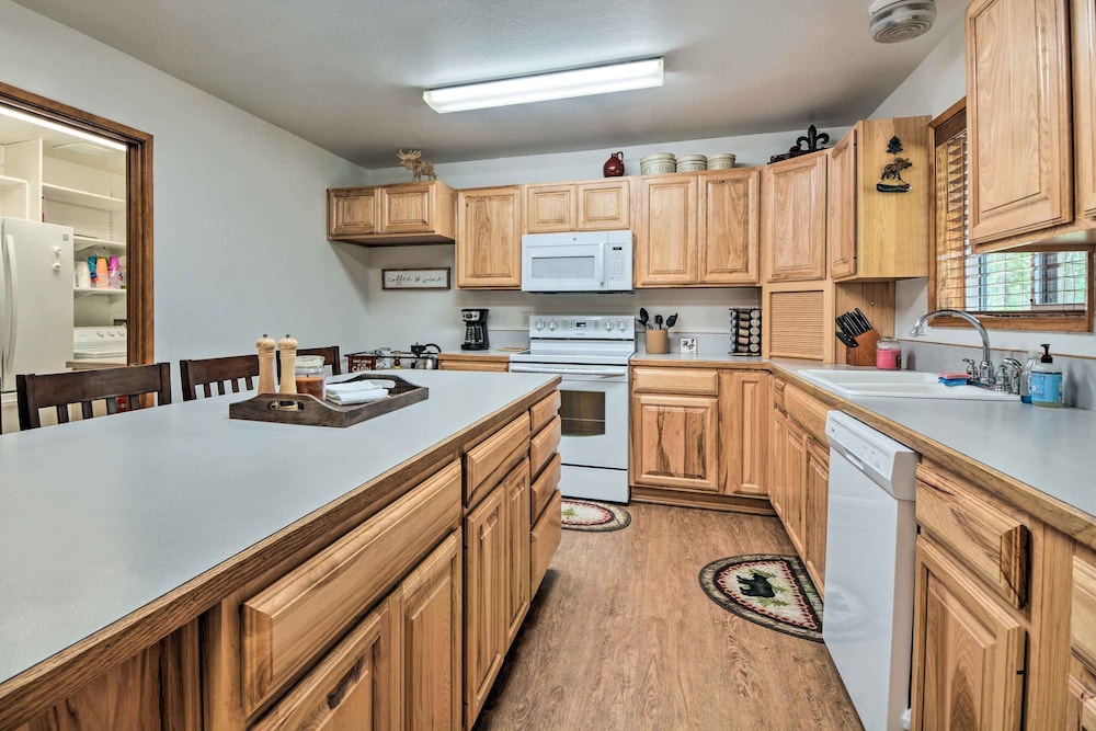 Cabin w/ Hot Tub, By Crater Lake Nat'l Park! view 4