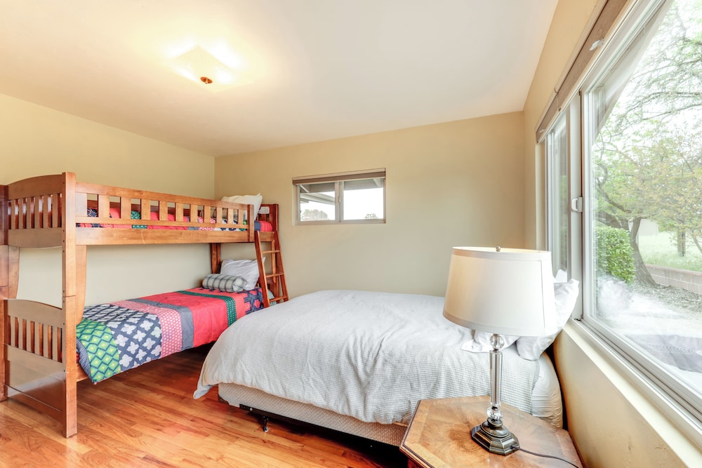 Near Eats & Wineries: Paso Robles Home w/ Patio!