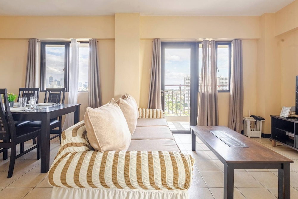 Lovely Skyview Haven -near BGC