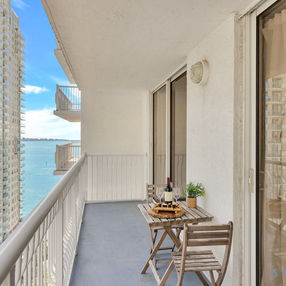Modern 1-br Condo in Upscale Brickell Locale