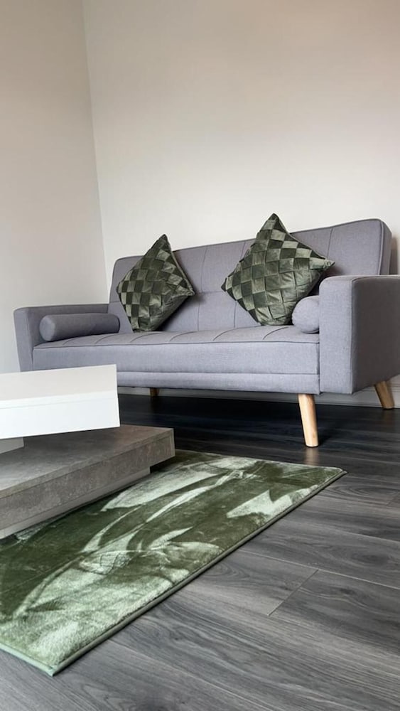 Beautiful 1-bed Apartment in Tipton, photo 30