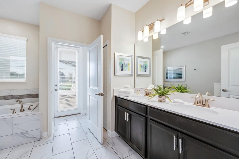 Wonderful Home With Movie Room Near Disney