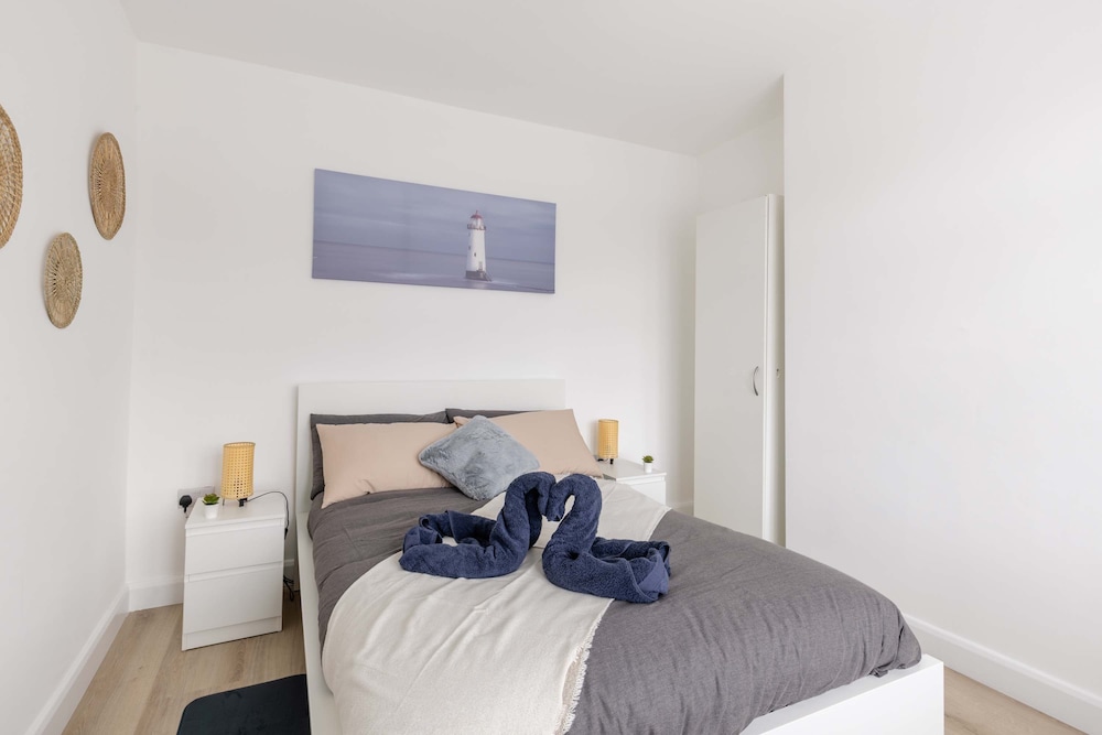 Free Parking - 4 Bedroom House