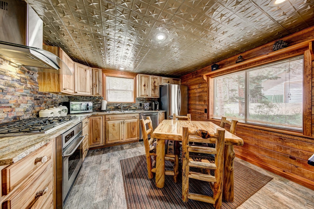 Longs Peak Cabin - Monthly Long-term Vacation Rental 30 Days -- Estes Park 3 Bedroom Cabin by RedAwning - Property Image 32