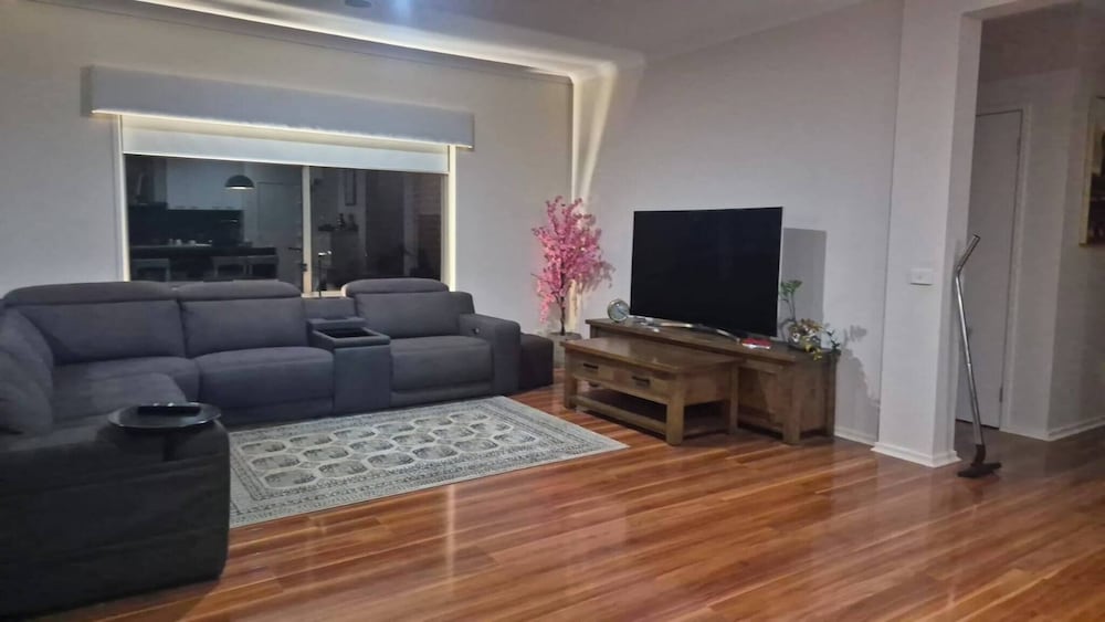 Cosy Spacious Hill Holiday Home