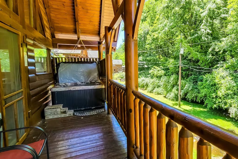 Cozy Cabin w Game Room hot tub Creek