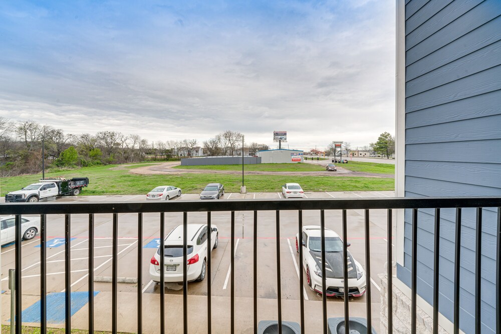 Close to Lakes & Museums: Bonham Vacation Rental view 3