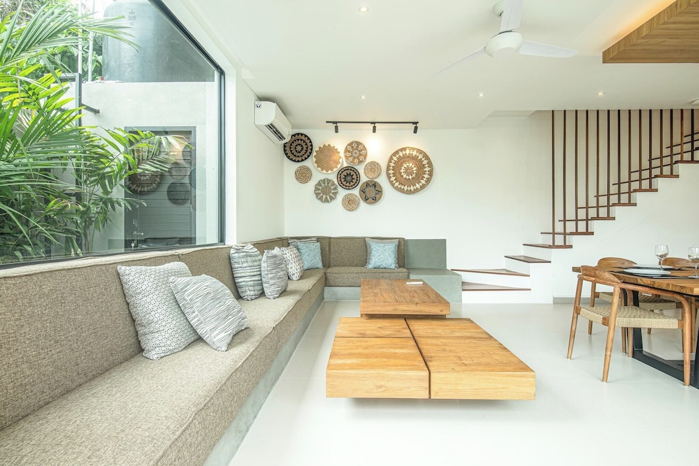 Luxury 5BR Retreat, 400m From Café Del Mar Shore
