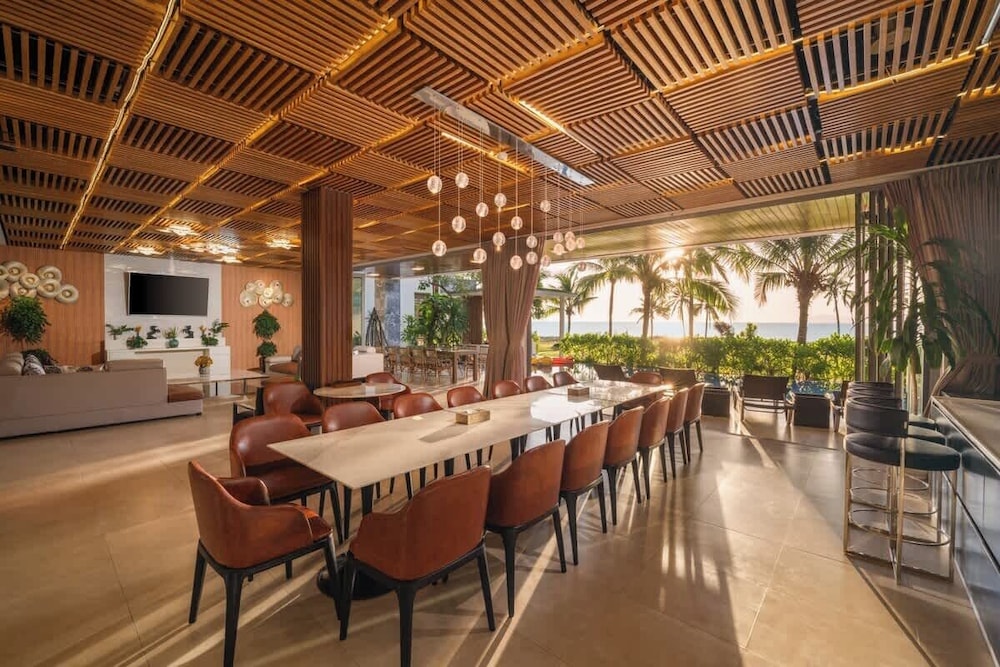 8BR Beachfront Eden: Luxury Events & Getaways