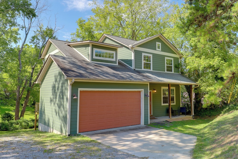 Family Home w/ Game Room, 3 Mi to Dtwn Asheville!