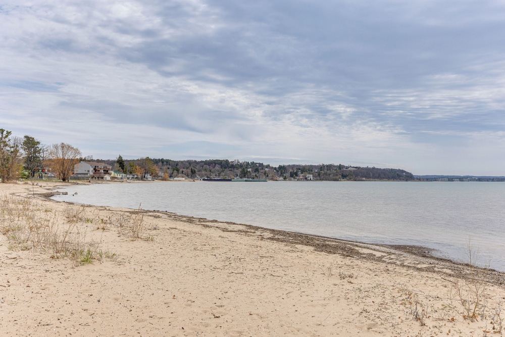 8 Mi to Traverse City: Bayside Couples Retreat