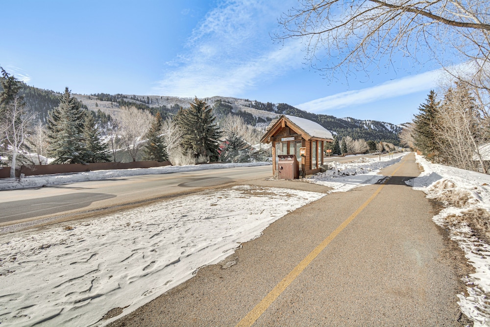 Mtn-view Patio & Hot Tub: Home in Avon