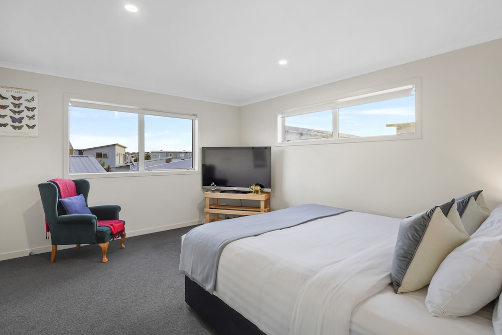 Modern 3BR Family House - Yard & Big TV view 5